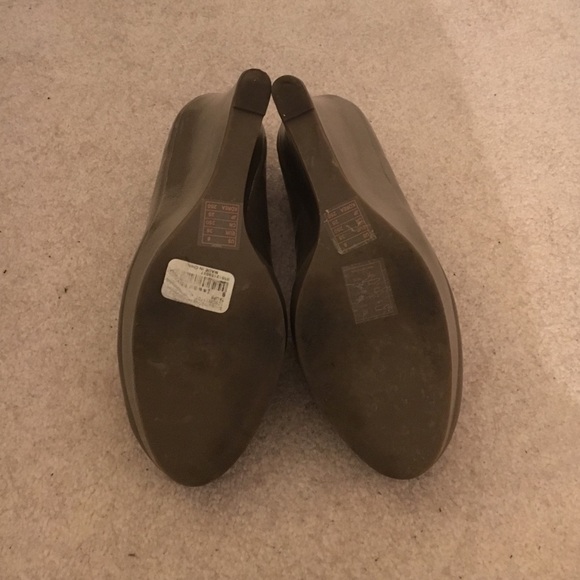 Forever21 patent leather taupe wedge heels - Picture 5 of 5